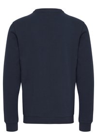 Pulover bleumarin cu guler rotund, manșete și tiv striate. Textură netedă, culoare uniformă, fără modele sau grafică vizibile.