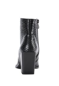 Botine negre cu toc, cu un model texturat de piele de șarpe și un fermoar neted pe lateral. Tocul bloc oferă stabilitate și suport.