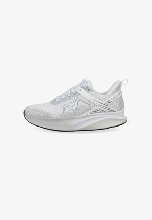 Weiße Laufschuhe mit strukturiertem Obermaterial, hellgrauen Akzenten, einem geschwungenen Design und einer leichten, dämpfenden Sohle. Mit reflektierenden Details.