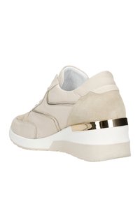 Sneaker beige con tomaia in pelle e suede testurizzata, impreziosita da accenti metallici sul tallone e una suola in gomma bianca ammortizzata.