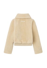 Chaqueta de pelo sintético beige con un cuello alto, cinturilla acanalada y una tela suave y texturizada. La vista trasera muestra una etiqueta con la marca cerca del cuello.