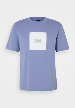 Helles blaugraues Baumwoll-T-Shirt mit einem quadratischen weißen Patch, auf dem "BARBOUR INTERNATIONAL" in blauer Schrift steht. Runder Ausschnitt und kurze Ärmel.