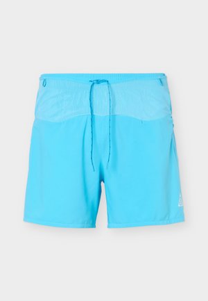 Ανοιχτό μπλε μαγιό με ελαστική ζώνη μέσης και κορδόνι μπροστά, με μικρό λευκό λογότυπο στο κάτω μέρος του ποδιού.