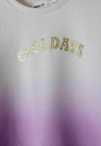 Svijetlosivi dukserica s gradijentom od bijele do ljubičaste, s natpisom "COOL DAYS" u sjajnom zlatnom fontu.