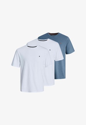 Tre magliette a maniche corte con scollo rotondo, due bianche e una blu, ciascuna con un piccolo logo a forma di e commerciale sul petto sinistro.