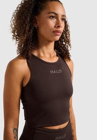Brun kort tanktop lavet af glat stof, der har en rund halsudskæring og "HALO" logoet i sølv på fronten.
