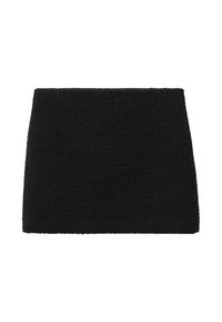 Tapis de porte rectangulaire noir à texture avec des bords légèrement inclinés sur un fond blanc.