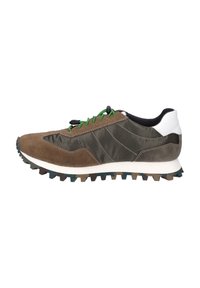 Braune Wildleder- und grüne Nylon-Laufschuhe mit einer weißen Ferse, grünen Schnürsenkeln und einer strukturierten schwarzen Gummisohle mit auffälligen Profilierungen.