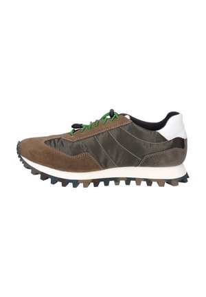 Braune Wildleder- und grüne Nylon-Laufschuhe mit einer weißen Ferse, grünen Schnürsenkeln und einer strukturierten schwarzen Gummisohle mit auffälligen Profilierungen.