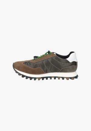 Braune Wildleder- und grüne Nylon-Laufschuhe mit einer weißen Ferse, grünen Schnürsenkeln und einer strukturierten schwarzen Gummisohle mit auffälligen Profilierungen.