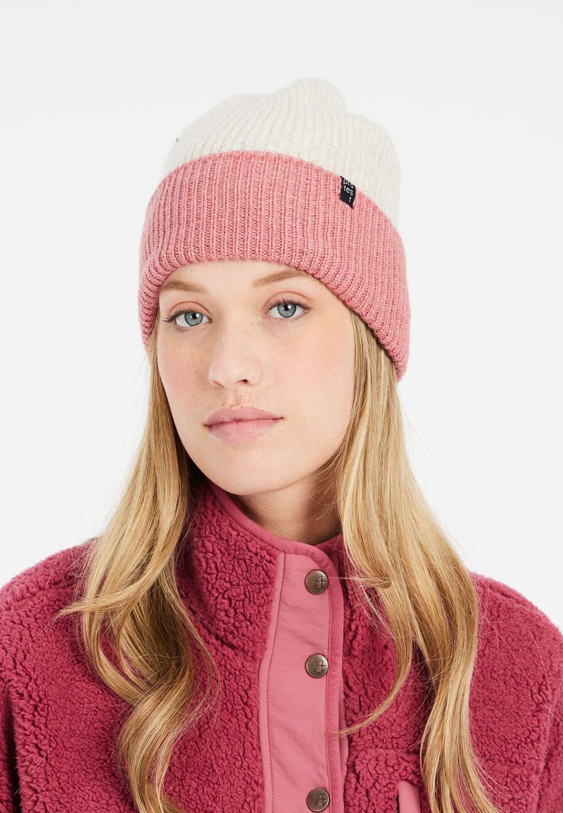 Berretto in maglia color beige e rosa con una texture a coste. Presenta una fascia rosa e un piccolo etichetta del brand sul lato. Design morbido e caldo.