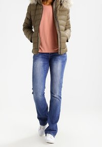 Hilfiger Denim Bunda z prachového peří - khaki