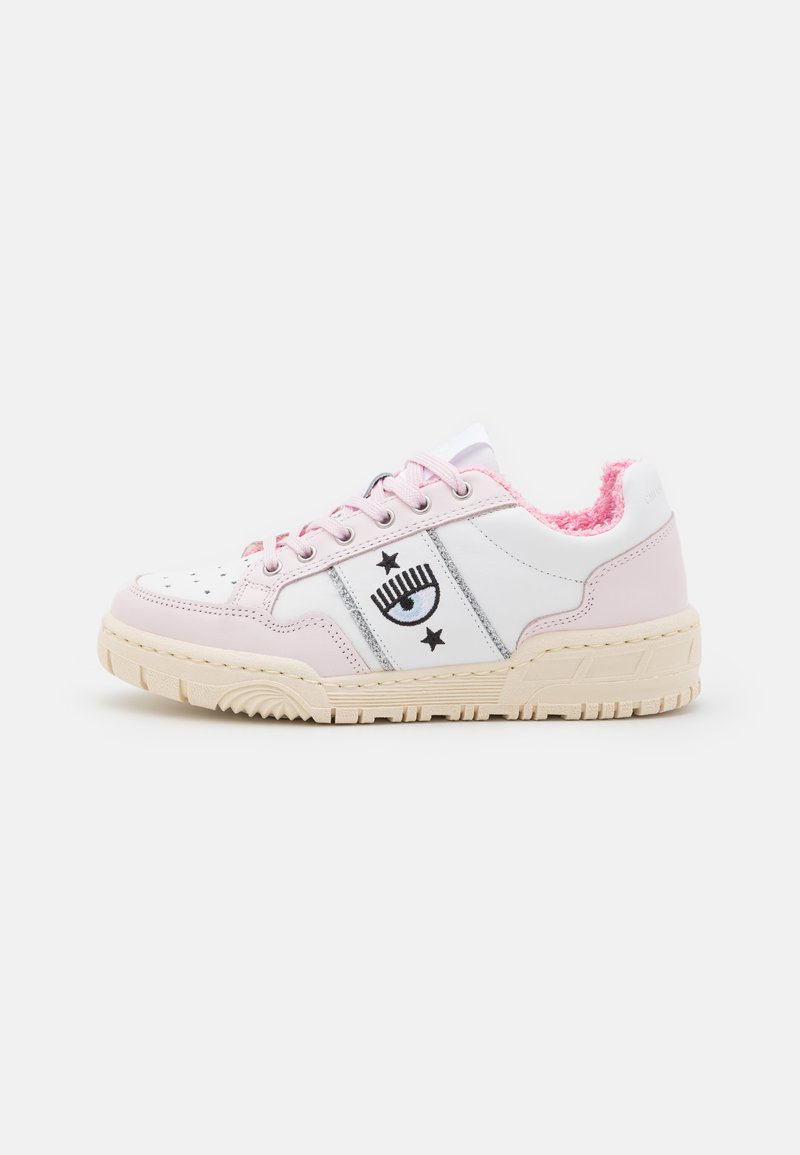 Białe i różowe sneakersy o teksturowanym wykończeniu, z czarną grafiką oka, srebrnymi akcentami i puszystym różowym kołnierzem. Wytrzymała gumowa podeszwa.