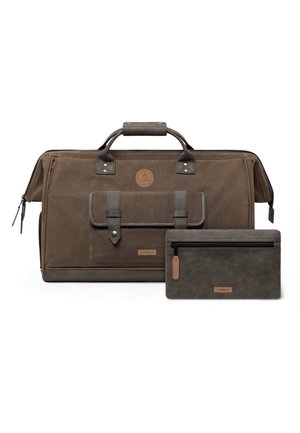Grand sac de voyage marron avec poche avant et petite pochette zippée assortie sur fond blanc.