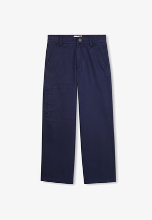 Marineblauwe broeken van katoen, met een knoopsluiting, twee opgestikte voorzakken en een zijcargo zak voor extra functionaliteit.