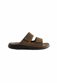 Sandales en cuir marron avec deux sangles Velcro réglables, une semelle intérieure rembourrée et une semelle en caoutchouc noir texturé.