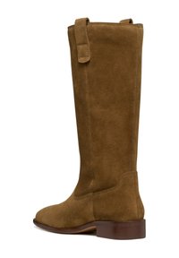 Stivali al ginocchio in suede marrone con una texture liscia, punta arrotondata, tacco basso e due linguette superiori per indossarli facilmente.