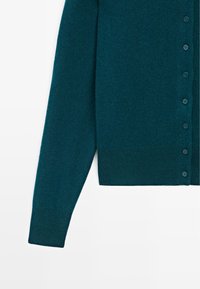 Tee-farbener Cardigan mit weichem Stricktextur, V-Ausschnitt, langen Ärmeln und sechs Knopfverschluss vorne.
