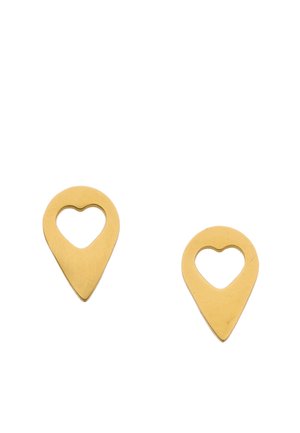 Twee kleine gouden oorbellen in de vorm van kaartpinnen met hartvormige uitsparingen in het midden op een witte achtergrond.