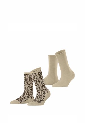 Zwei Paar kniehohe Socken, eines einfarbig beige und eines beige mit dunkelbraunem Leopardenmuster, aufrecht vor weißem Hintergrund gezeigt.