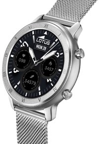 Orologio in acciaio inox silver con cinturino a rete, quadrante nero, display della data e tre quadranti circolari per il battito cardiaco, le calorie e i passi.