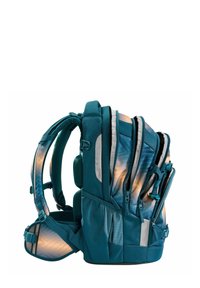 Tauchblaues Stoff-Rucksack mit mehreren Reißverschlussfächern, gepolsterten Trägern, Netzdetails und reflektierenden Akzenten für Sichtbarkeit.