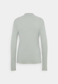 Langarm-Ripp-Strickpullover in hellgrün, mit gewelltem Ausschnitt und figurbetontem Schnitt, aus weichem, strukturiertem Stoff gefertigt.