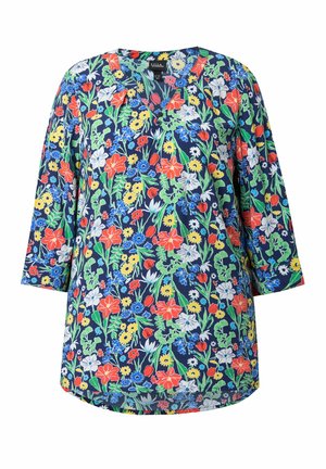 Marineblaue Bluse mit 3/4-Ärmeln, versehen mit einem leuchtenden Blumenmuster in Rot, Gelb, Weiß und Blau, mit rundem Ausschnitt und Knopfdetail.