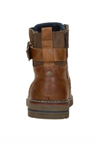 Bruine leren enkellaars met een licht versleten textuur, een ritssluiting aan de zijkant en een decoratieve band. Voorzien van een robuuste rubberen zool met gekleurde accenten.