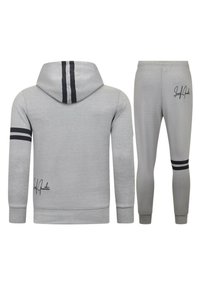 Grijze hoodie en bijpassende joggers van een katoenmix. Bevat zwarte strepen op de mouwen en benen, en een merklogo op de joggers.
