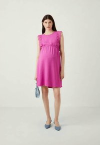 Φορεμα εγκυμοσύνης σε φωτεινό ροζ χρώμα με δαντέλα στα μανίκια, μαζεμένη μέση και ελαφρώς φαρδύ φούστα. Συνδυασμένο με μπλε αξεσουάρ.