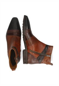 Botas de cuero marrón hasta el tobillo con punta afilada, que presentan patrones texturales, rayas y un detalle de cremallera lateral en un color contraste.