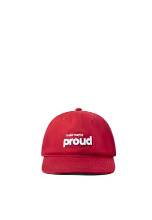 Rød baseballkasket med hvidt broderet tekst "make mama proud" på fronten i midten.