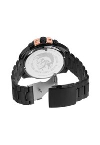 Montre en acier inoxydable noir avec un accent en or rose poli, un boîtier rond, un bracelet texturé et un dos gravé présentant un design graphique.