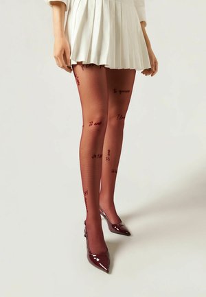 Collants bordeaux transparents ornés de diverses phrases en rouge foncé, avec une texture lisse et une coupe ajustée. Associés à des talons aiguilles brillants.
