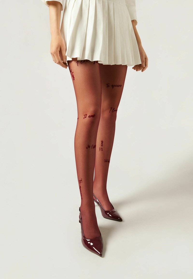 Gennemsigtige burgunder tights med forskellige sætninger i mørkerød, der har en glat tekstur og et tætsiddende design. Sammen med glinsende spidse hæle.