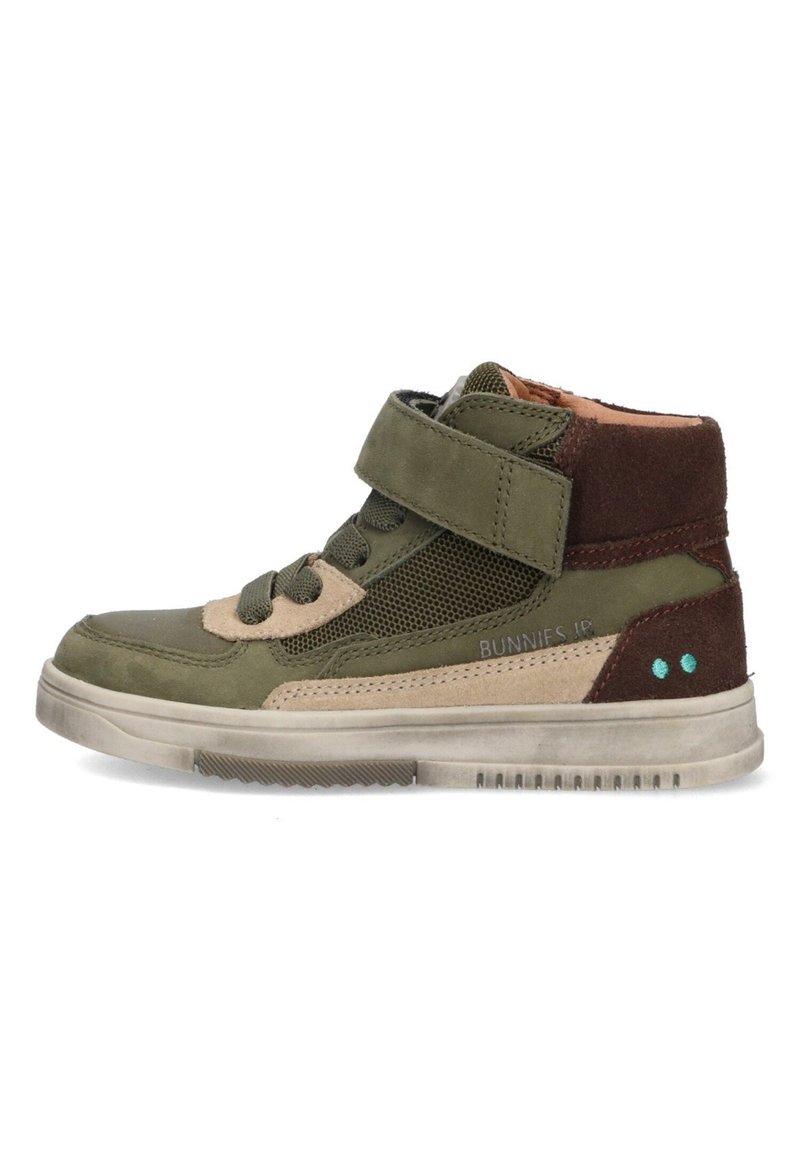 Groene high-top sneaker van suede en mesh materiaal. Bevat beige accenten, klittenband, ronde neus, decoratieve stiksels en een textuuronderzijde.