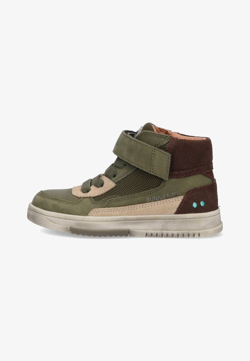 Groene high-top sneaker van suede en mesh materiaal. Bevat beige accenten, klittenband, ronde neus, decoratieve stiksels en een textuuronderzijde.