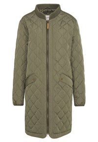 Chaqueta acolchada verde oliva con cuello acanalado, cierre frontal y dos bolsillos laterales. Presenta un patrón de diamante y detalles de botones a presión.