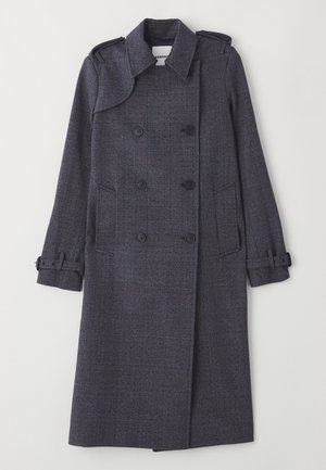 Cappotto doppiopetto grigio scuro in tessuto strutturato con motivo a check, tasche laterali e polsini dettagliati. Presenta un ampio colletto e spalline.