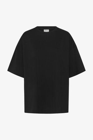 Tricou negru oversized cu mânecă scurtă și guler rotund, cu un logo mic și subtil centrat aproape de guler și tiv drept.