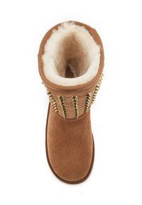 Bota de ante marrón con un interior de piel sintética, que presenta acentos de picos dorados a lo largo del lado superior y una puntera redondeada.