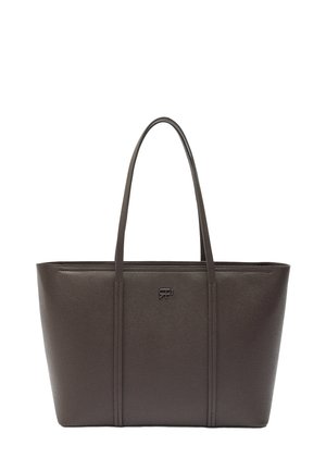 Brązowa torba na ramię o gładkiej, teksturowanej powierzchni, z dwiema długimi rączkami oraz szczegółem logo z przodu. Prosty, prostokątny kształt.