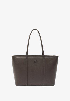 Brązowa torba na ramię o gładkiej, teksturowanej powierzchni, z dwiema długimi rączkami oraz szczegółem logo z przodu. Prosty, prostokątny kształt.