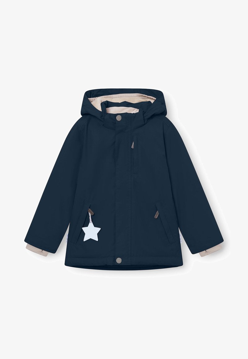 Chaqueta impermeable azul marino con capucha desmontable, forro crema y acento en forma de estrella en el bolsillo izquierdo. Cuenta con cierres a presión y cremallera.