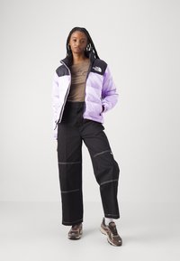 The North Face 1996 RETRO NUPTSE JACKET - Jakna ispunjena paperjem - icy lilac garment fold print