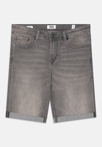 Shorts en denim gris avec une texture douce, dotés d'un ourlet roulé, d'un design classique à cinq poches et d'une fermeture à bouton à la taille.