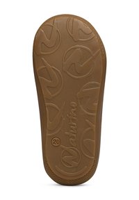 Hnědá guma na spodní straně s texturovaným povrchem, s kruhovými vzory a vyraženým slovem "Naturino". Zaoblená špička a plochý podpatek.