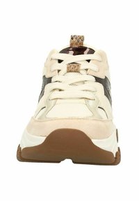 Baskets beige et marron avec une tige en maille texturée, des accents en suède et une semelle blanche. Présente un panneau sombre contrastant sur le côté.