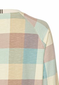 Multifarvet ternet sweater med lyseblå, pastelgrønne, beige og brune firkanter, tekstureret stof og raglanærmer.